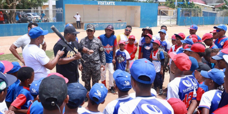Ministro de Interior y Policía define el deporte como clave en el programa De Vuelta al Barrio
