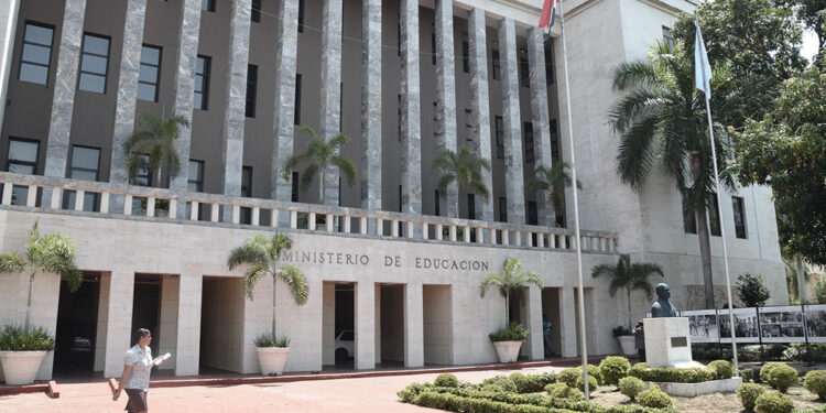 Más de 2.6 millones de estudiantes convocados para inicio año escolar; Abinader encabezará acto