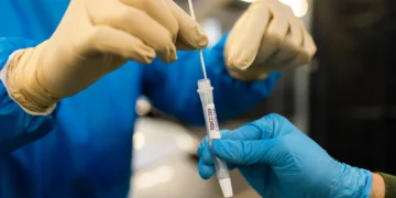 Esto es lo que debes saber sobre la nueva variante dominante de COVID-19