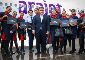 Academia gradúa en pleno vuelo 150 azafatas y agentes de aerolínea en el AILA