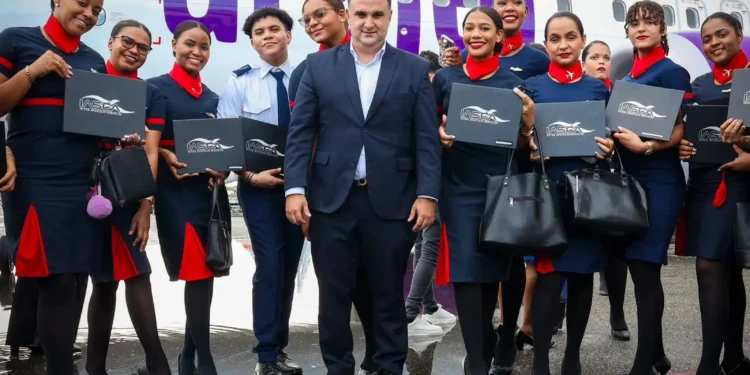 Academia gradúa en pleno vuelo 150 azafatas y agentes de aerolínea en el AILA