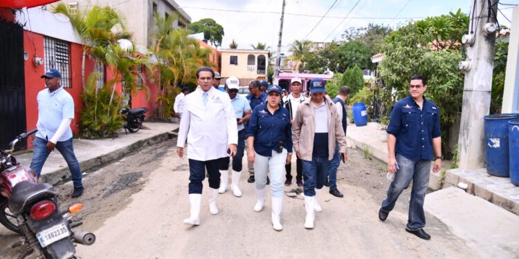 Ministro de Salud encabeza recorrido por zona afectada por inundación, realizan jornada para prevenir y detectar enfermedades