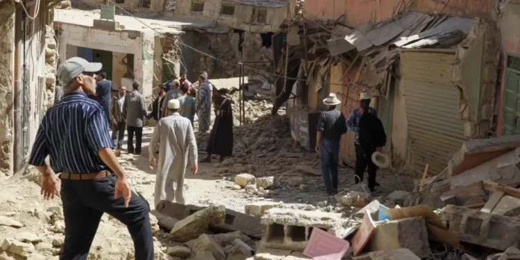 Suman más de mil personas muertas por el terremoto de 6.8 en Marruecos