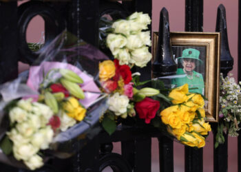 El Reino Unido conmemora con templanza el aniversario de la muerte de Isabel II