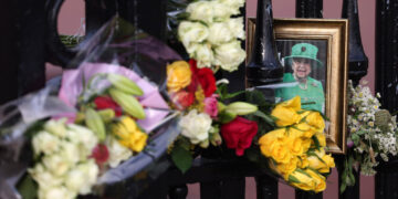 El Reino Unido conmemora con templanza el aniversario de la muerte de Isabel II