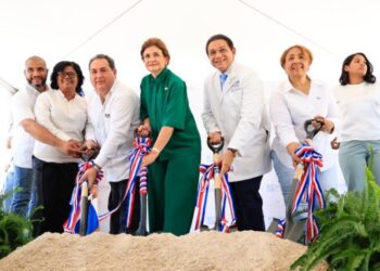 Vicepresidenta Raquel Peña deja iniciada construcción unidades hemodiálisis y pie diabético en hospital de Neyba