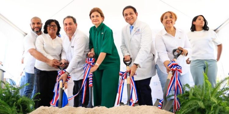Vicepresidenta Raquel Peña deja iniciada construcción unidades hemodiálisis y pie diabético en hospital de Neyba