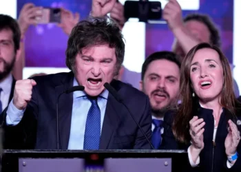 “The Economist” calificó a Milei de autoritario y advirtió que su triunfo “sería un riesgo para la democracia”