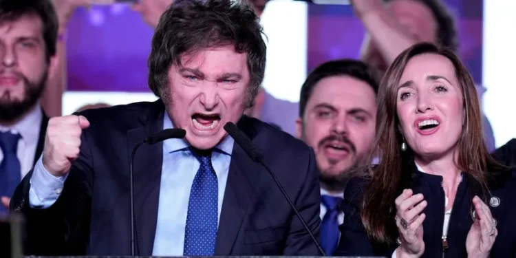 “The Economist” calificó a Milei de autoritario y advirtió que su triunfo “sería un riesgo para la democracia”