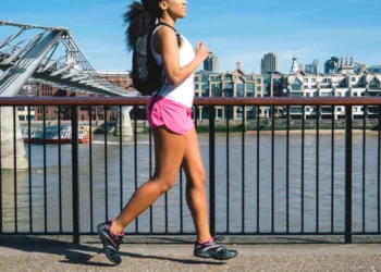 Cómo el rucking puede darle un impulso a tu rutina de caminata