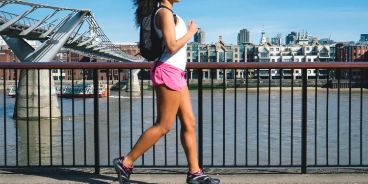 Cómo el rucking puede darle un impulso a tu rutina de caminata