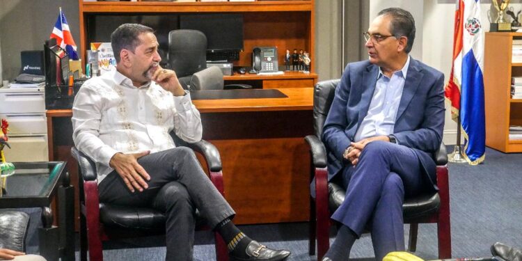 Director de SeNaSa realiza recorrido por oficinas en el exterior tras cumplir un año de su puesta en marcha