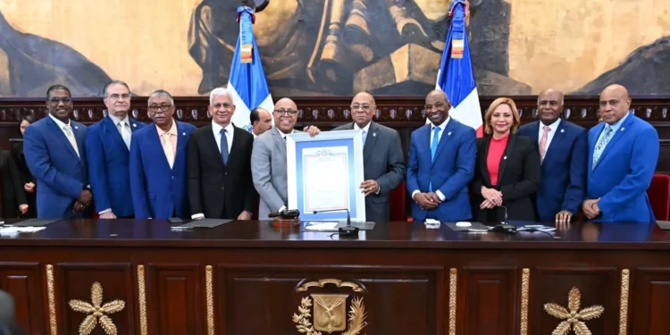 Cámara de Diputados reconoce a Milton Ray Guevara por sus aportes a la construcción de la cultura constitucional en el país