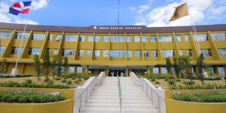 JCE aprueba uso de laptops para escaneo y transmisión de resultados de elecciones de 2024