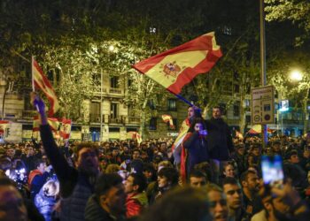 Video: Violencia y caos en Ferraz (Madrid) durante protesta tras el acuerdo PSOE-Junts