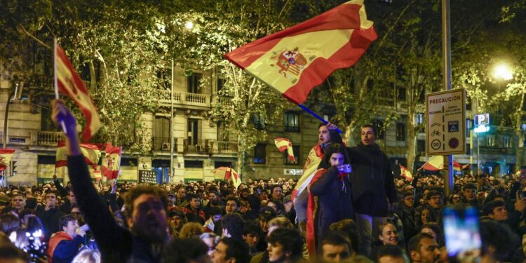 Video: Violencia y caos en Ferraz (Madrid) durante protesta tras el acuerdo PSOE-Junts
