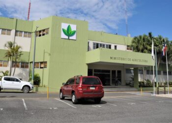 Autoridades anuncian ayuda para productores en San Juan, Azua y Peravia, afectados por disturbio tropical