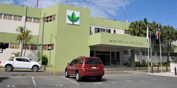 Autoridades anuncian ayuda para productores en San Juan, Azua y Peravia, afectados por disturbio tropical