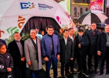 Miles visitan Times Square para disfrutar del calor dominicano