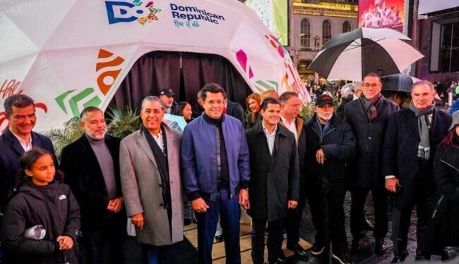 Miles visitan Times Square para disfrutar del calor dominicano