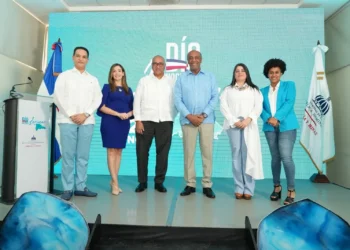 Ministro Almonte destaca rol de trabajadores para que piedra larimar sea conocida mundialmente