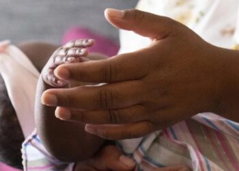 Dos bebés infectados con bacterias peligrosas que a veces se encuentran en la fórmula en polvo