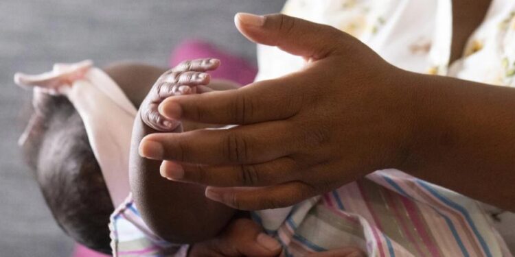 Dos bebés infectados con bacterias peligrosas que a veces se encuentran en la fórmula en polvo