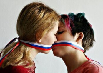 Multan a una distribuidora de cine rusa por un beso lésbico