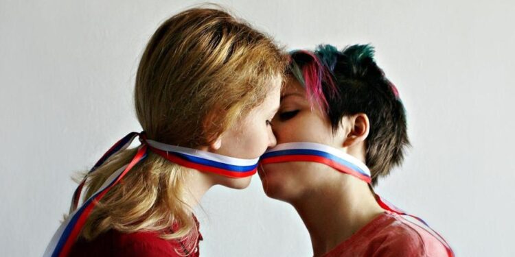 Multan a una distribuidora de cine rusa por un beso lésbico