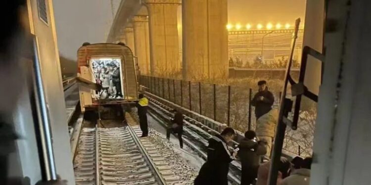 Más de 500 personas examinadas en hospitales tras accidente en el metro de Pekín