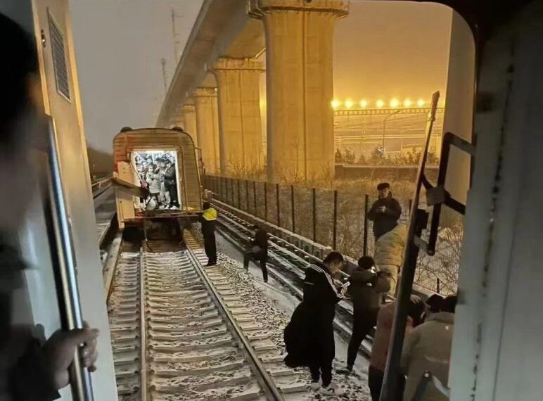 Más de 500 personas examinadas en hospitales tras accidente en el metro de Pekín