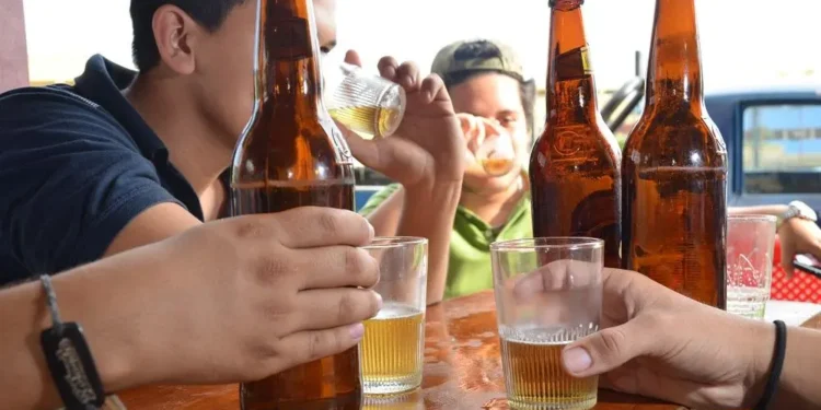 Castigarían con prisión a quienes consuman alcohol en calles, aceras o parques