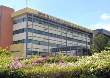 Ministerio de Medio Ambiente emite resolución que prohíbe colocar o abandonar cualquier tipo de materiales o estructuras en los ríos 