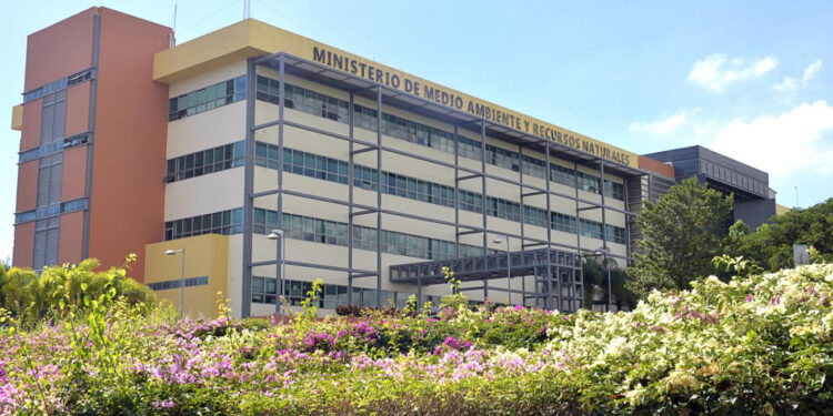 Ministerio de Medio Ambiente emite resolución que prohíbe colocar o abandonar cualquier tipo de materiales o estructuras en los ríos 