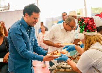 Roberto Ángel encabeza encendidos de parques, almuerzos y cenas navideñas