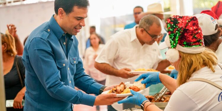 Roberto Ángel encabeza encendidos de parques, almuerzos y cenas navideñas