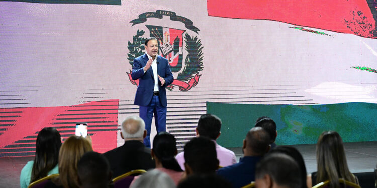 Martínez presenta su plan de salud si llega a Presidencia