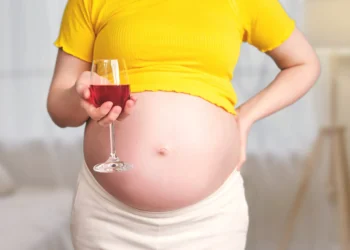 Estos son los riesgos para el bebé de consumir alcohol durante el embarazo