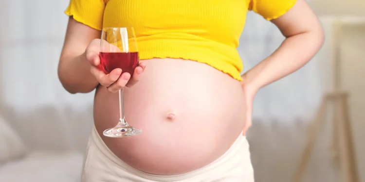 Estos son los riesgos para el bebé de consumir alcohol durante el embarazo