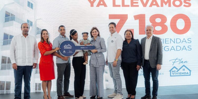 Vicepresidenta Raquel Peña y MIVED entregan obras, títulos de propiedad y bonos saldos Mi Hogar en SDE