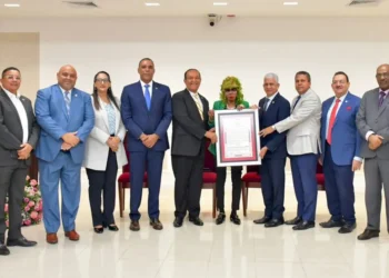 El Senado reconoce a Fefita la Grande por su trayectoria musical y aporte a la cultura
