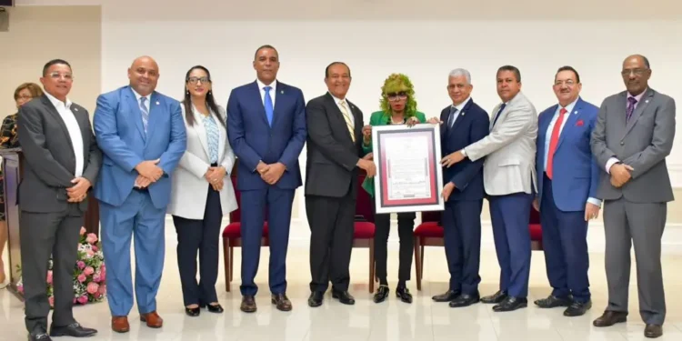 El Senado reconoce a Fefita la Grande por su trayectoria musical y aporte a la cultura