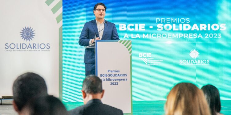 Realizan tercera entrega de los premios BCIE-SOLIDARIOS a microempresarios latinoamericanos