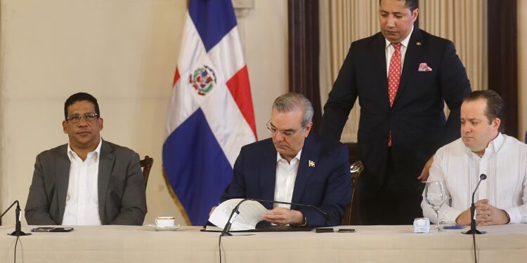 Presidente Abinader promulga Decreto 1-24 que regula la publicidad oficial