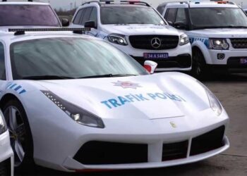Policías de Estambul patrullan en Maserati, Bentley, Porsche y Ferrari