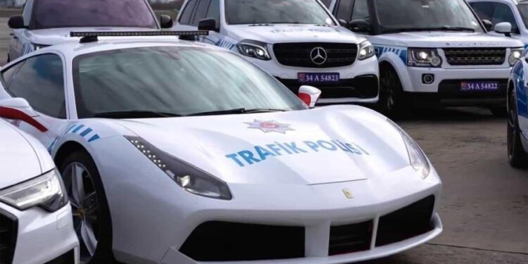 Policías de Estambul patrullan en Maserati, Bentley, Porsche y Ferrari