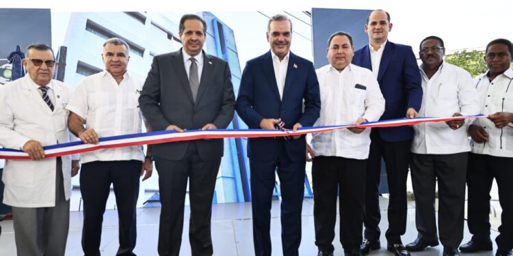 Dominicanos reciben del presidente Abinader el remozado Hospital Materno Dra. Evangelina Rodríguez