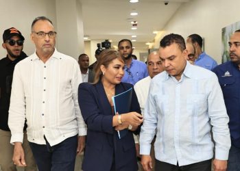 Dr. Julio Landrón supervisa hospital Ángel María Gatón y anuncia apertura segunda fase