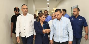 Dr. Julio Landrón supervisa hospital Ángel María Gatón y anuncia apertura segunda fase