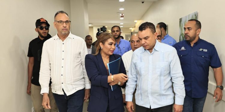 Dr. Julio Landrón supervisa hospital Ángel María Gatón y anuncia apertura segunda fase